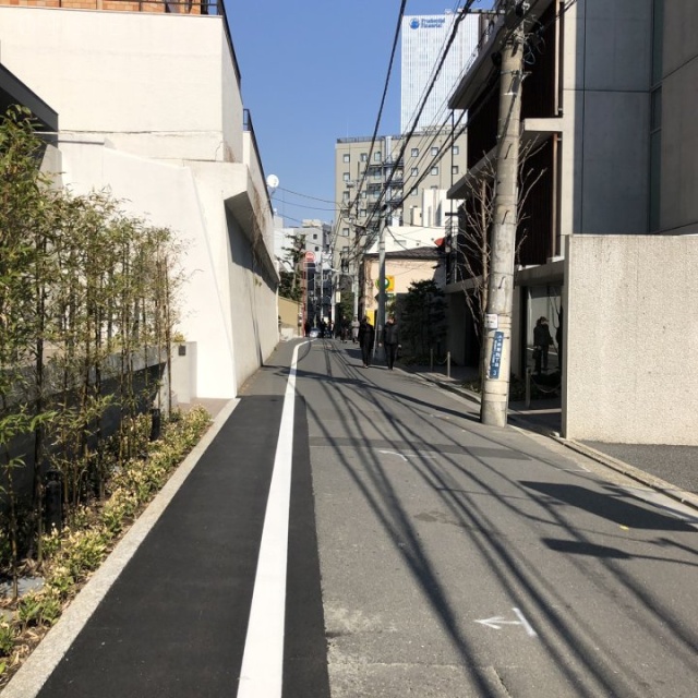 クレアツィオーネ赤坂 ビル前面道路