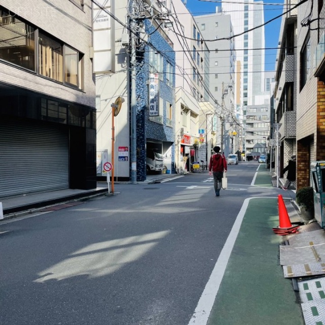 東服ビル 前面道路