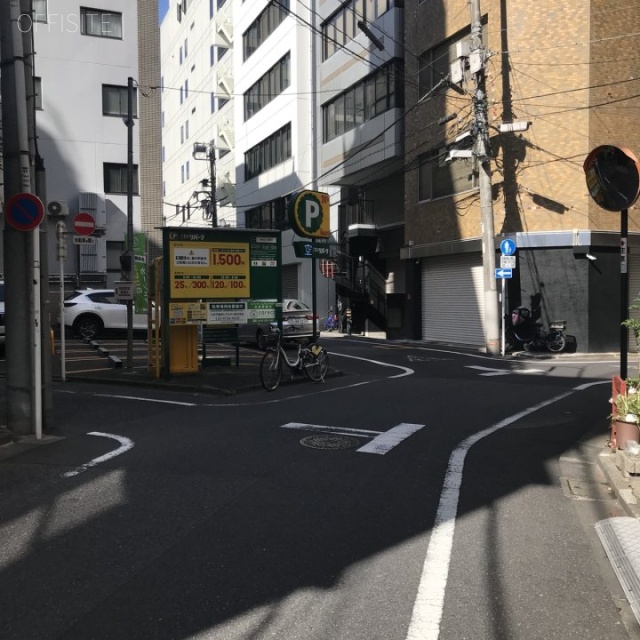 秋田ビル ビル前面道路