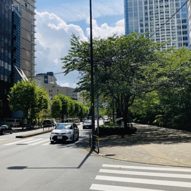 西新橋ATAGO ROCKSビル ビル前面道路