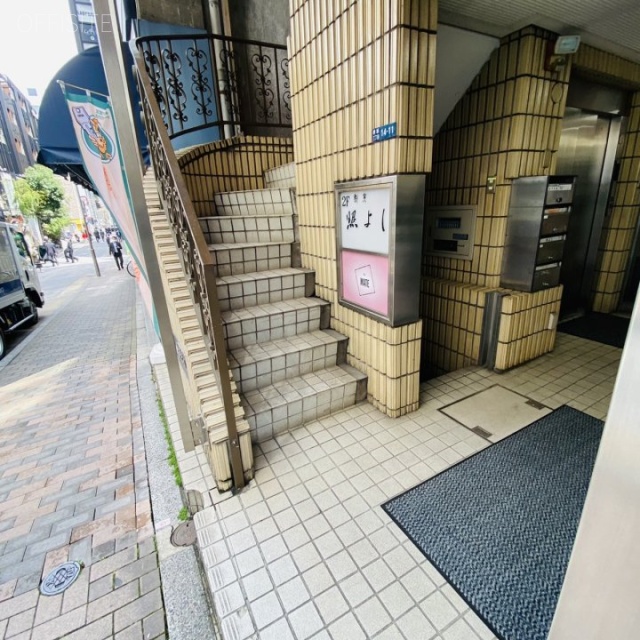 金井ビル エントランス