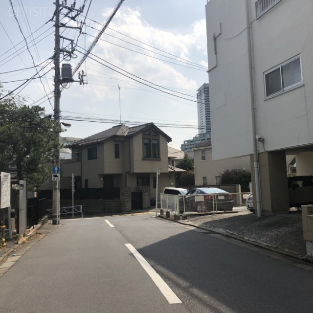 ニュー青葉台マンション　ビル前面道路
