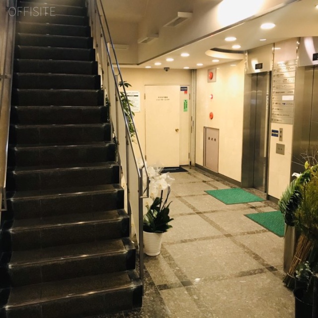 青柳ビル エントランス
