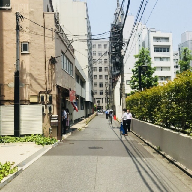 外山ビル ビル前面道路