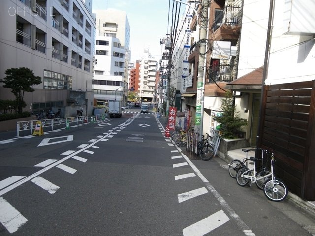 ニューアートビル ビル前面道路