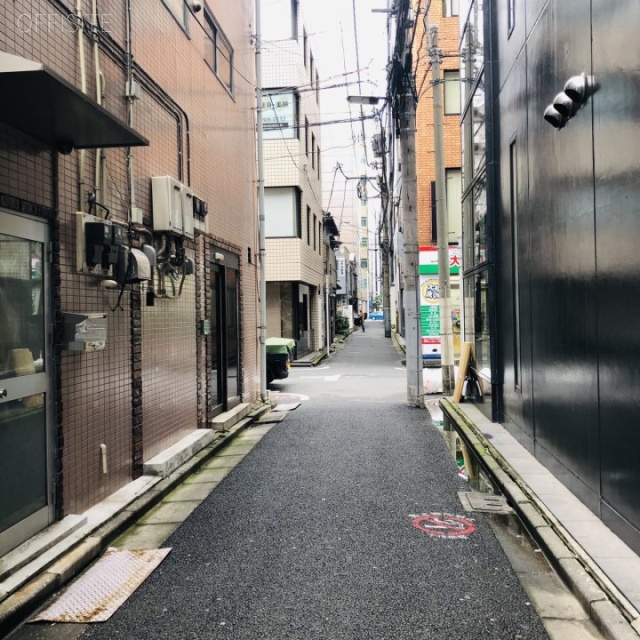 拓産ビル ビル前面道路