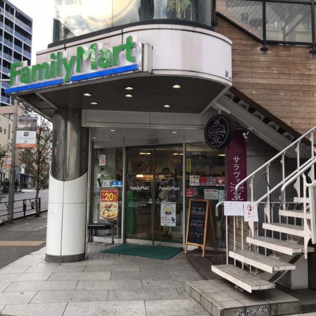 渋谷クロスロード 1階にコンビニあり