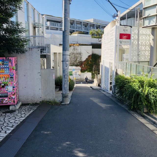 バルビゾン30 ビル前面道路