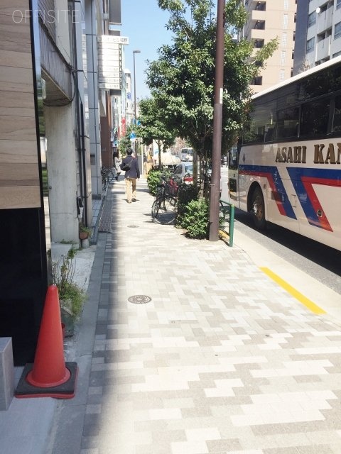 gran+AKIHABARA ビル前面道路