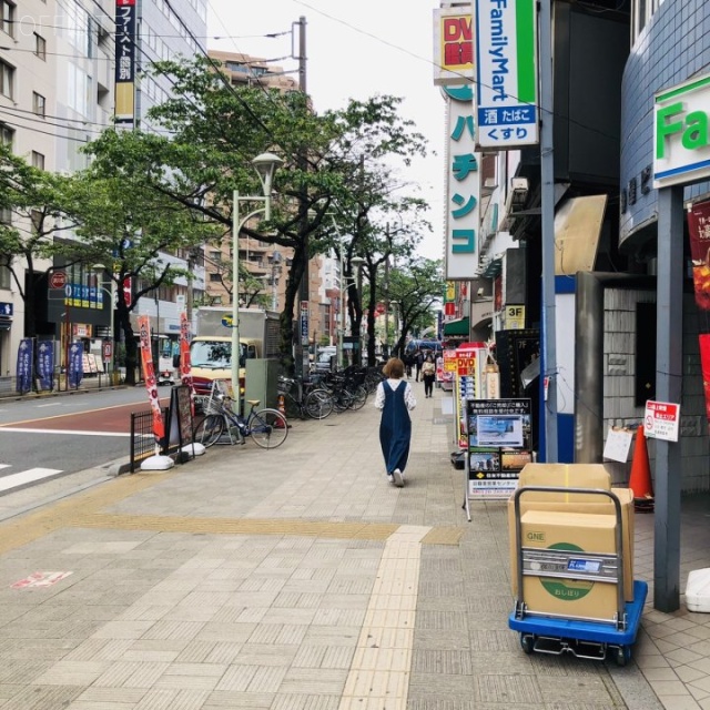 静屋(しずかや)ビル ビル前面道路