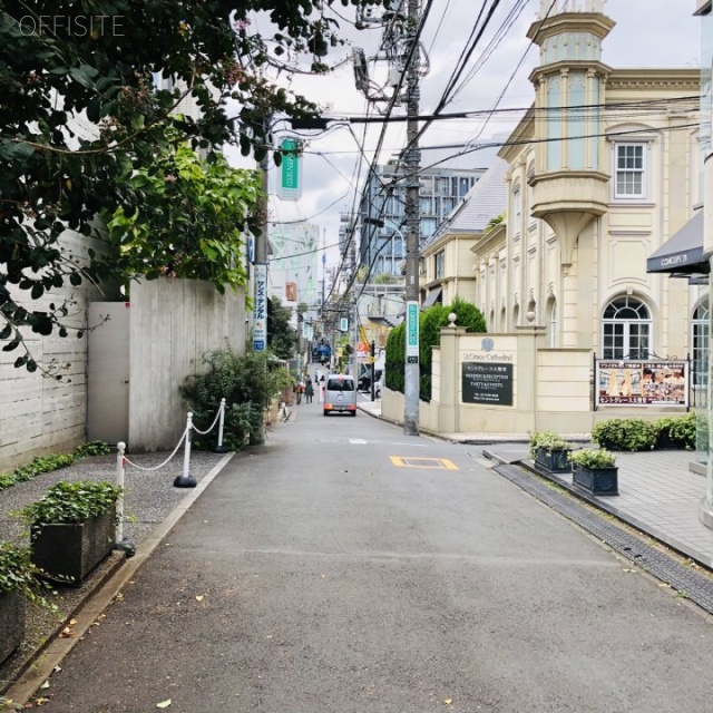 オラシオン青山ビル　ビル前面道路