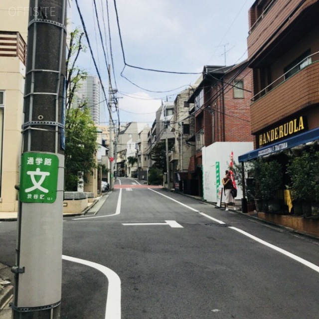 ディフェンスファースト ビル前面道路