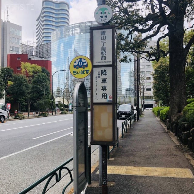 ラティス青山スクエア バス停