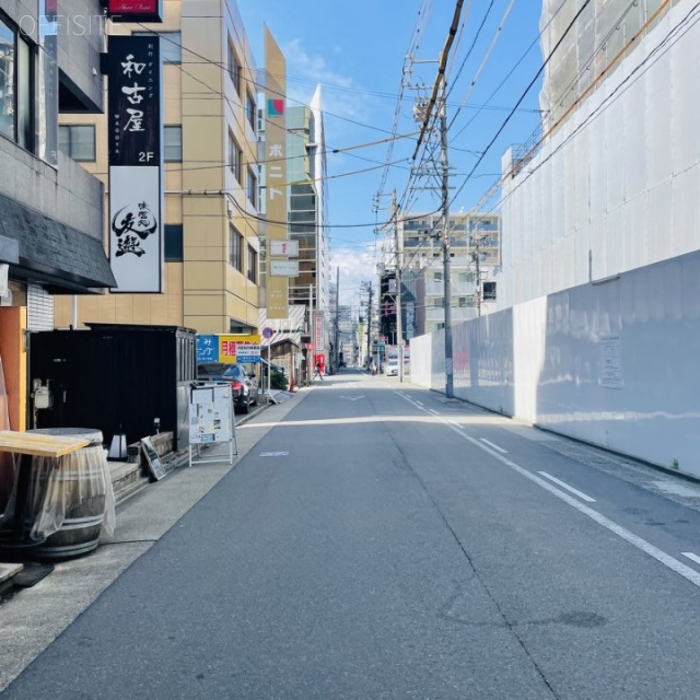 モンマートビル　前面道路