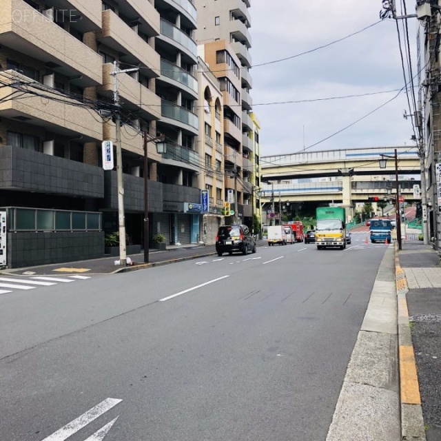 Rーstay AZABU ビル前面道路