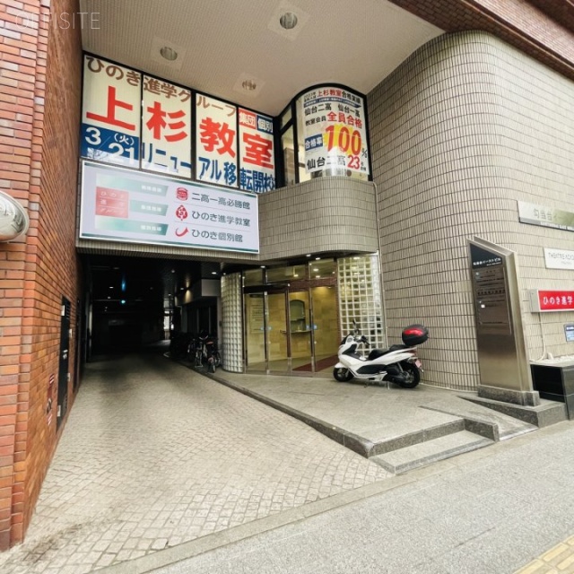 勾当台イーストビル　駐車場入口