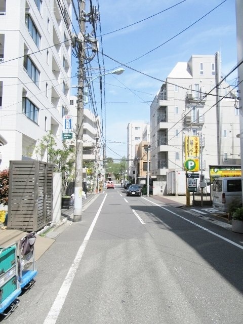 永都ビル西麻布 ビル前面道路