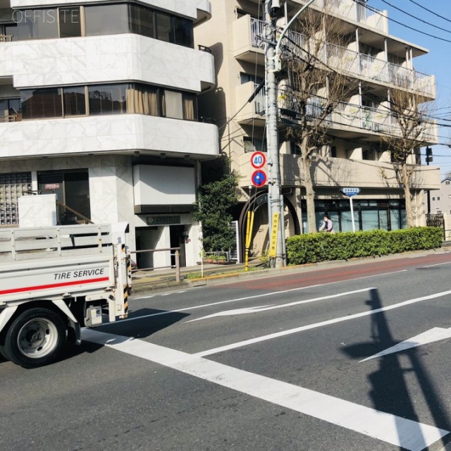 井上ビル13号館 ビル前面道路