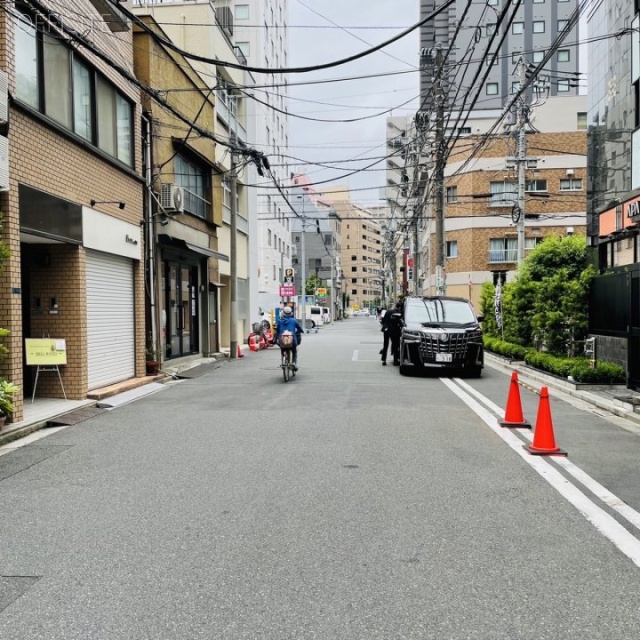 NSビル ビル前面道路