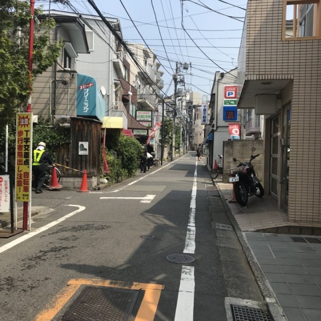 白川ビル ビル前面道路