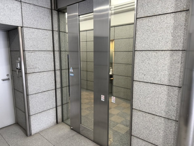 PARK WEST(パークウエスト)ビル　オフィスビル出入口