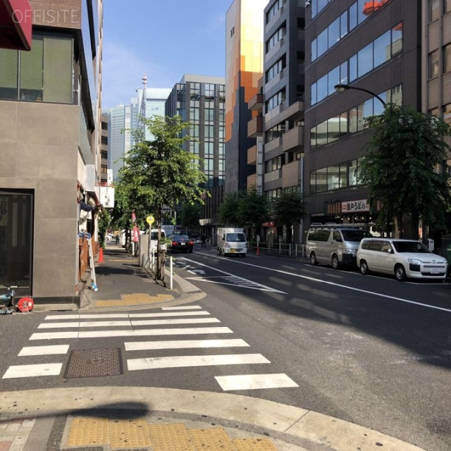 西新橋ノアビル ビル前面道路
