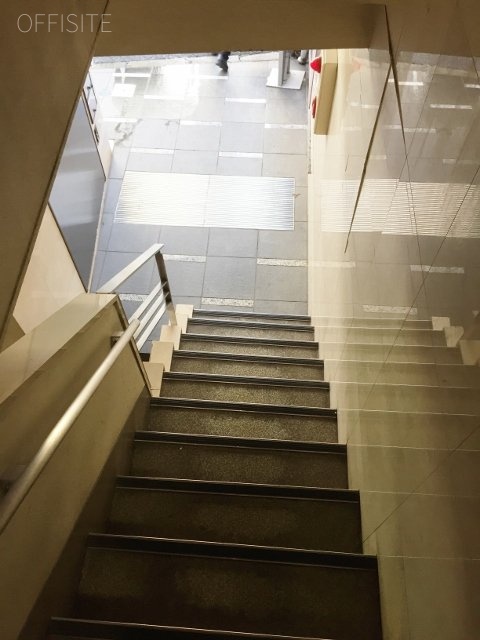 神宮前エヌエスビル 階段