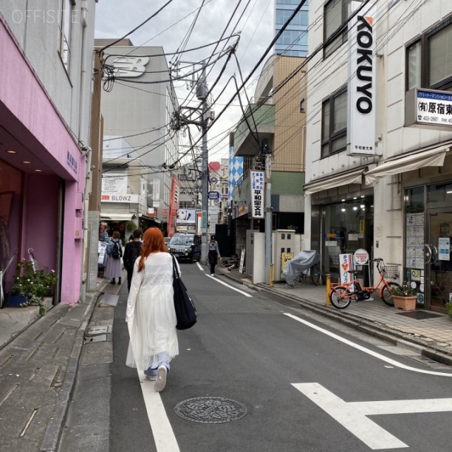 いちご原宿通り ビル前面道路