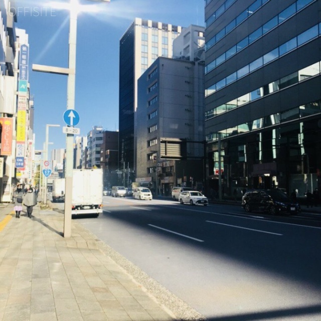 東京建物室町ビル ビル前面道路