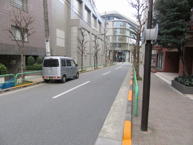 ヴィラロイヤル三番町 ビル前面道路