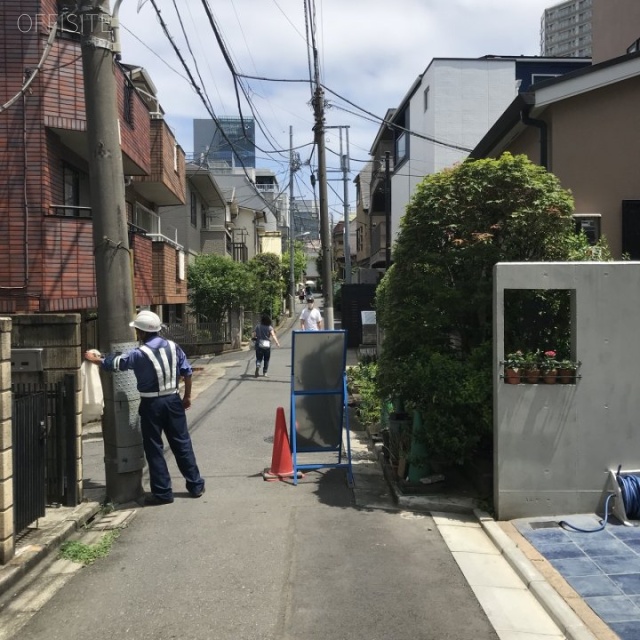 コーイ・ヌールⅡ ビル前面道路