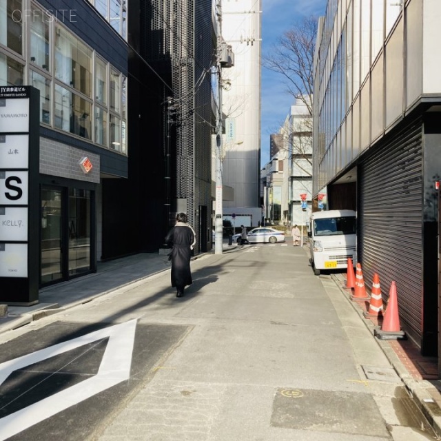 FPG links OMOTESANDO Ⅳ ビル前面道路