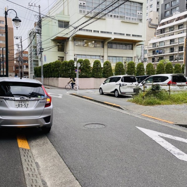 ZELKOVAビル ビル前面道路