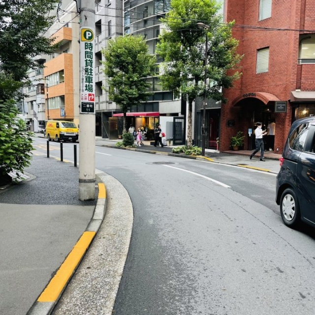 花ビル ビル前面道路