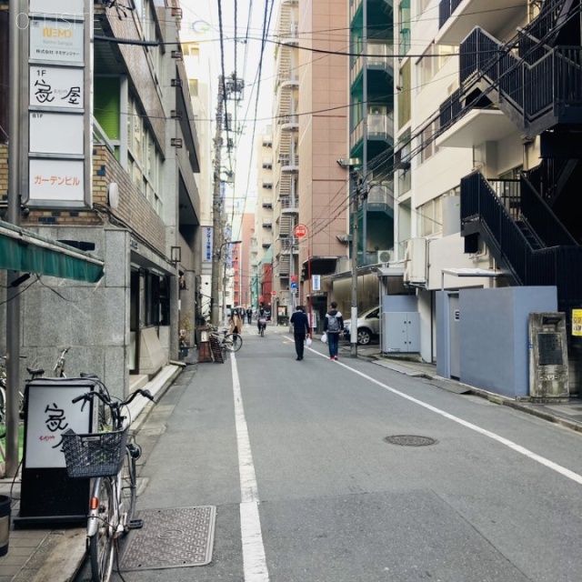 ガーデンビル ビル前面道路