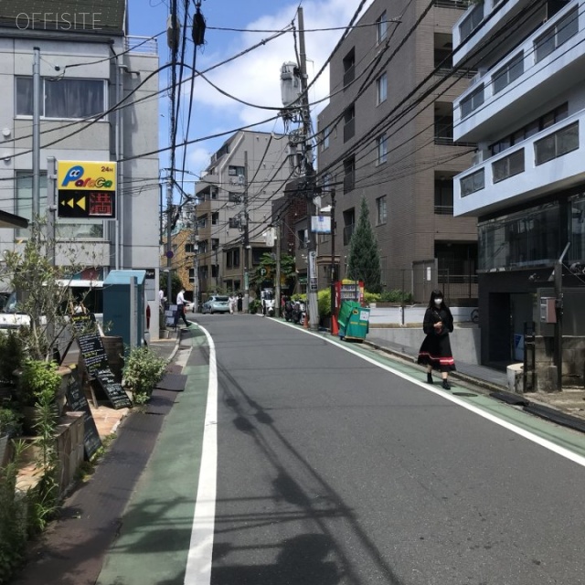 Dear神宮前 ビル前面道路