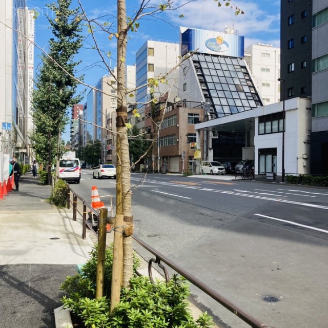 奈良部ビル 前面通り
