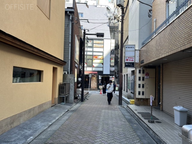 赤坂ビル 前面道路。赤坂見附駅側