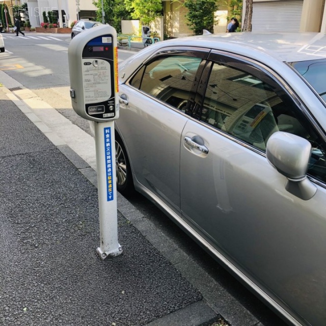 興生堂ビル 前面に白枠駐車場