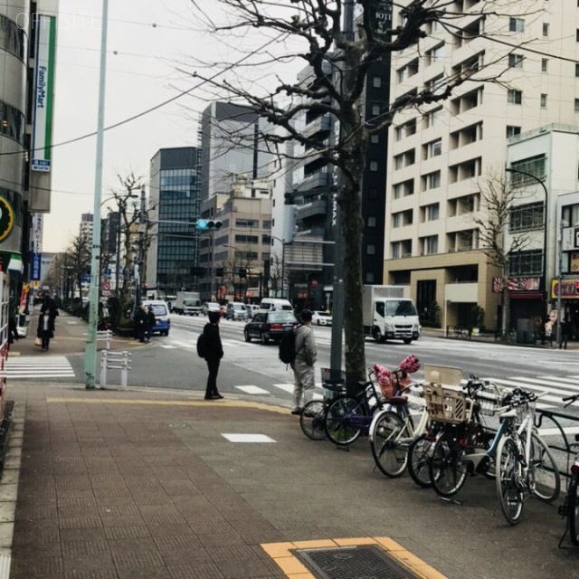 茅場町駅前ビル ビル前面道路