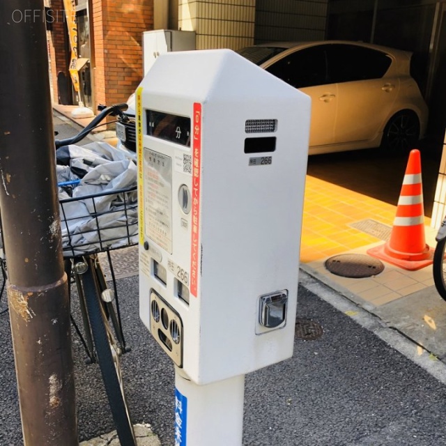 大新ビル 前面に白枠駐車場