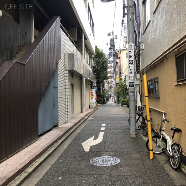 サンジュ共和十番館 ビル前面道路