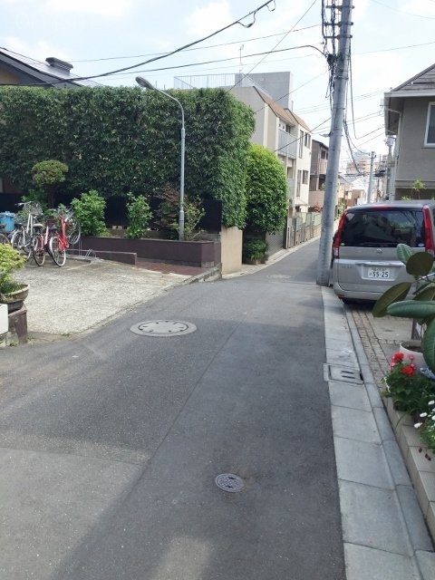 ナウルマンション ビル前面道路