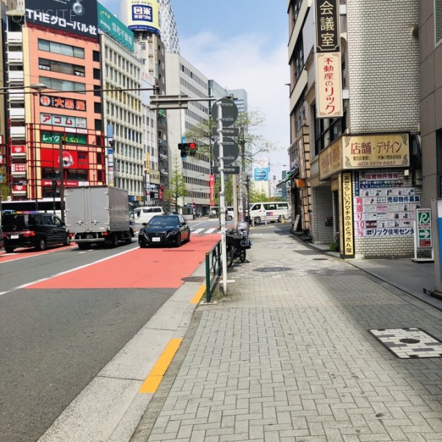 東京南新宿ビル ビル前面道路