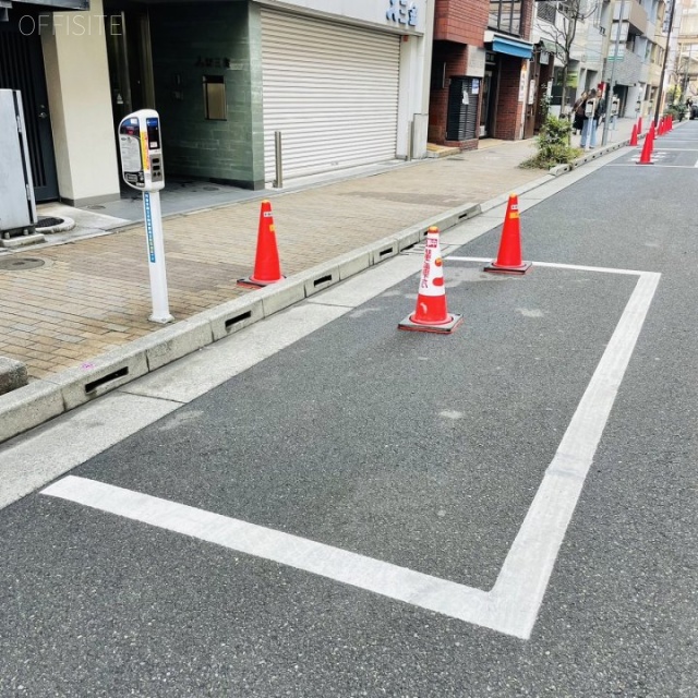 小田ビル 前面に白枠駐車場