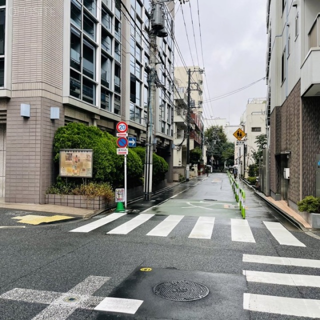 湯島ファーストジェネシスビル ビル前面道路