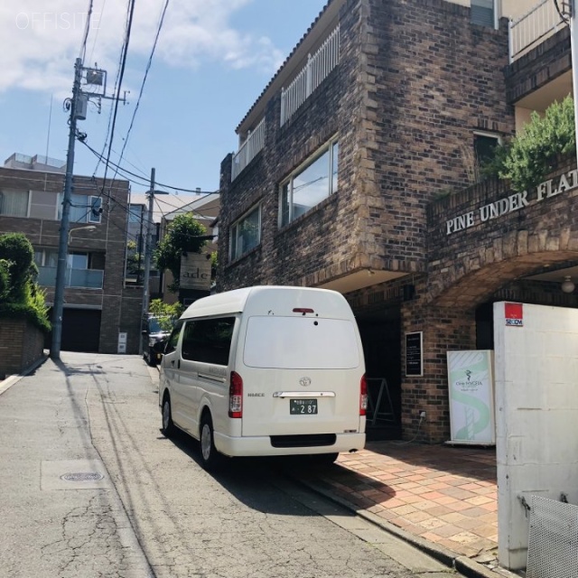 パインアンダー・フラット 前面道路