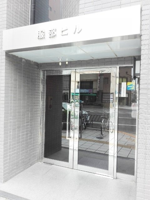 服部ビル エントランス