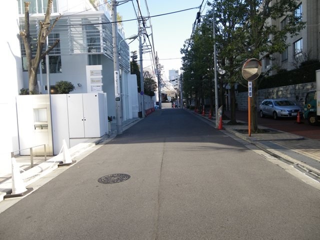 Path表参道 ビル前面道路