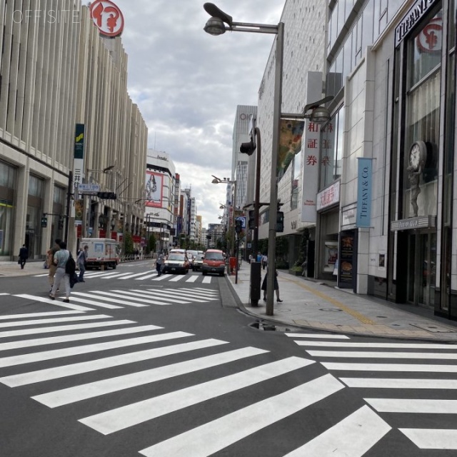 新宿高野第2ビル ビル前面道路